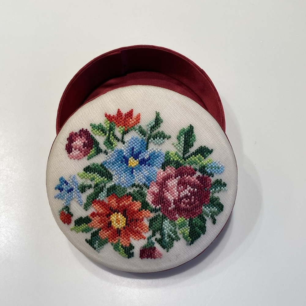 Round Tapestry Needlepoint Storage Keepsake Jewelry Trinket Box